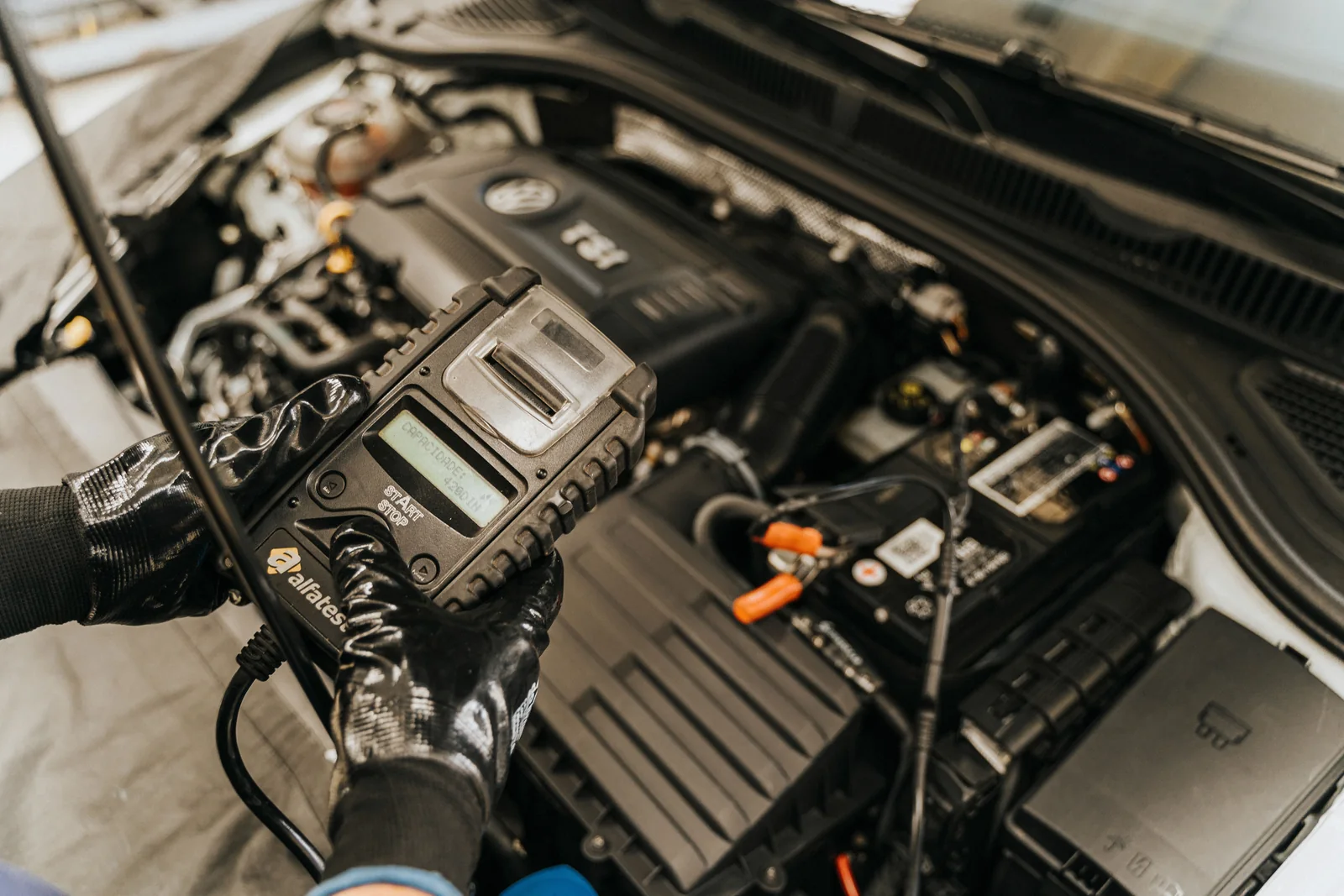 Diagnóstico automotivo com equipamento técnico